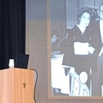 箙譲衛さん（画面右から２人目）と香山蕃さん（画面右端）の関係を紹介する高木應光さん＝神戸北野ノスタ