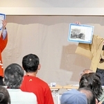 阪神電鉄の歴史を振り返る桂しん吉さん（右）と伊藤史隆さん＝メトロこうべ中央広場