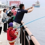 スタッフから助言をもらいながら、大物を狙う親子連れら＝マリンパーク