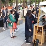ワインや食べ物を求めて列をつくる人たち＝東遊園地