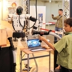 ロボットを使った消火活動を体験できる川崎重工業のブース＝中央区小野浜町１