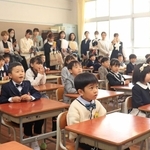 入学式を終え、教室で担任の先生の話を聞く新入生ら＝妙法寺小学校