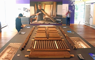 解体した建具の展示。緻密に組み上げられていることが分かる＝神戸市中央区熊内町７、竹中大工道具館
