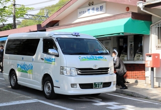 本格運行が始まった「からとんくるりんバス」＝神戸市北区唐櫃台２