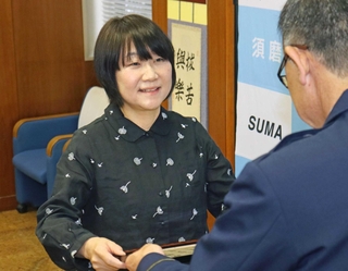 「銀行にいた高齢女性と親が同じ世代だった。親を助けるつもりで動いた」と話す別所雅美さん（左）。堀本泰史須磨署長から感謝状を受けとった＝須磨署