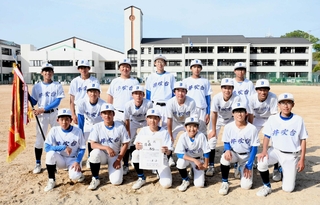 初優勝した井吹台中のメンバー＝大原中学校