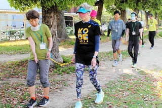 誘導する側と誘導される側でペアを組んで散策する参加者＝兵庫区湊町３