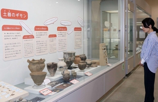 神戸市内の遺跡から出土した土器などを展示し、考古学について紹介する会場＝神戸市埋蔵文化財センター
