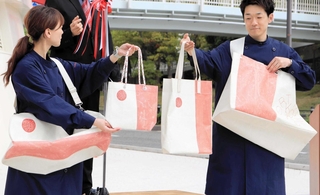 改修工事中に神戸ポートタワーを覆っていたカバーを活用したかばん＝神戸市中央区波止場町