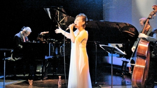 生演奏のリズムに乗せて歌声を響かせる本選の出演者＝神戸市兵庫区新開地５