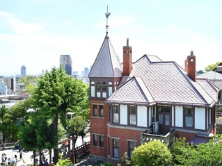 神戸の市街地を望む高台に立つ「風見鶏の館」＝神戸市中央区北野町３