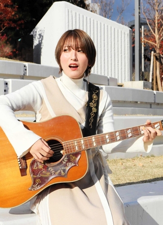 「この街」を歌うシンガー・ソングライターの優利香さん＝中央区加納町６