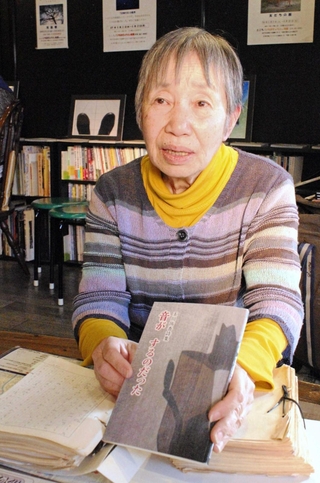 「国際都市・神戸が戦時色に染まっていく暗い時代を描いた」と話す玉川侑香さん＝いちばぎゃらりぃ侑香