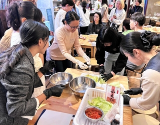 留学生と料理を楽しむイベント。地域貢献窓口への相談から高校生の参加につながった＝中央区（神戸市提供）