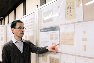 明治初期の「手彫切手」や五代友厚宛ての封筒などが並ぶ企画展＝切手文化博物館