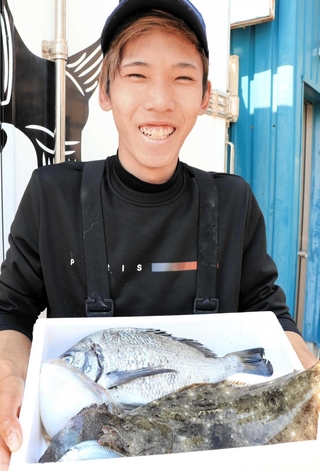 鮮魚ボックスの販売を始めた糸谷壮太郎さん＝神戸市兵庫区吉田町３