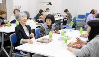 お弁当を食べながらおしゃべりを楽しむ参加者ら＝中央区元町通２