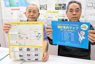 灘区の町歩きスポットを集めたガイド地図「神戸・なだ・街ものがたり」を作成した中西克己さん（左）と永蔵彰さん＝灘区役所