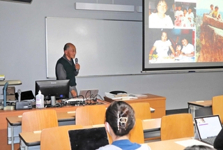 阪神・淡路大震災で娘を失った体験を語る上野政志さん＝神戸大学