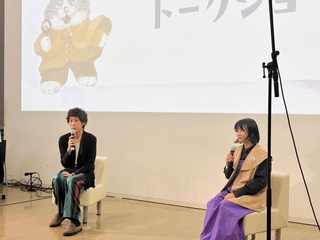 「かなしきデブ猫ちゃん」創作の裏話などを披露する早見和真さん（左）とかのうかりんさん＝県立美術館ミュージアムホール