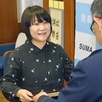 「銀行にいた高齢女性と親が同じ世代だった。親を助けるつもりで動いた」と話す別所雅美さん（左）。堀本泰史須磨署長から感謝状を受けとった＝須磨署