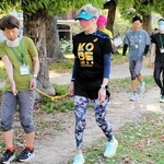 誘導する側と誘導される側でペアを組んで散策する参加者＝兵庫区湊町３