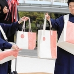 改修工事中に神戸ポートタワーを覆っていたカバーを活用したかばん＝神戸市中央区波止場町