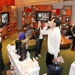 特別イベントでコーヒーを味わう入館者ら＝ＵＣＣコーヒー博物館