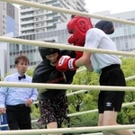 長谷川穂積さん主催の大会で、熱戦を繰り広げる中学生ら＝神戸市中央区、東遊園地