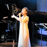 生演奏のリズムに乗せて歌声を響かせる本選の出演者＝神戸市兵庫区新開地５