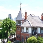 神戸の市街地を望む高台に立つ「風見鶏の館」＝神戸市中央区北野町３