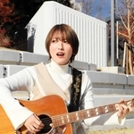 「この街」を歌うシンガー・ソングライターの優利香さん＝中央区加納町６