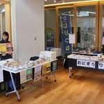 出店者が持ち寄った商品が並ぶ「こべや」＝西区役所