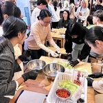 留学生と料理を楽しむイベント。地域貢献窓口への相談から高校生の参加につながった＝中央区（神戸市提供）