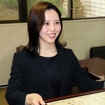 感謝状を受け取るＳＭＢＣ信託銀行の前畑美帆さん＝生田署