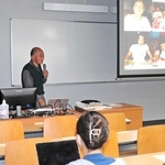 阪神・淡路大震災で娘を失った体験を語る上野政志さん＝神戸大学