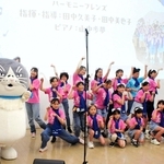 「かなしきデブ猫ちゃん」の絵本出版記念イベントで元気なステージを披露した合唱団「ハーモニーフレンズ」の子どもら＝県立美術館ミュージアムホール