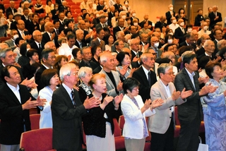 ますますの健康と夫婦円満を願って一本締めをする出席者＝神戸ポートピアホテル