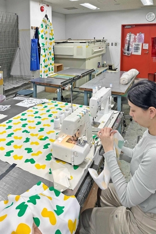 公開制作に向け、生地や衣装を試作する南野詩恵さん（新開地アートひろば提供）