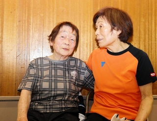 卓球仲間と談笑する辻井美代子さん（左）＝神戸市北区唐櫃台４、唐櫃中学校