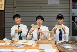 「ぶんちょうマート」の創業から商品の販売までを体験した星陵台中学校の３人＝垂水商店街