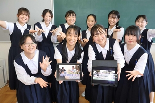 ひょうご防犯ネットＰＲ動画を作成した生徒たち＝愛徳学園中学校・高校