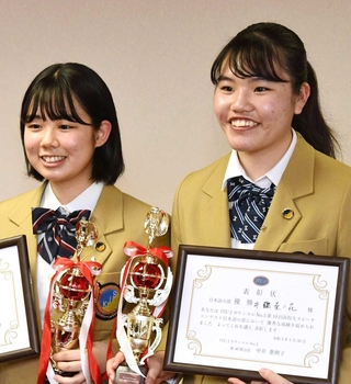 英語の部で優勝した土岐春陽さん（左）と日本語の部優勝の井藤菜ノ花さん＝中央区下山手通４、県民会館