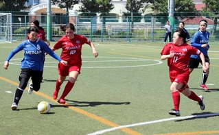 懸命にボールを奪い合う選手たち＝大蔵海岸公園多目的広場