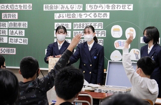 小学６年生に授業をする高校生の伊藤はるかさん（中央）ら＝長田区神楽町１、長田南小学校