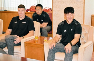 今季の戦いを振り返る李承信選手（右）とブロディ・レタリック選手＝神戸市役所