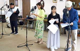 一つ一つのせりふに思いを込めて収録作業に臨む役者ら＝カトリック芦屋教会