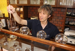 チョークからサイフォンスティックに持ち替え、西区でカフェを開いた中山倫太郎さん＝神戸市西区神出町東