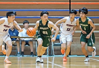 県高校総体でプレーする星陵の澤幸龍選手（中央）ら。３９年ぶりに近畿大会への出場を決めた＝８日、西宮市のライフパートナーアリーナ（撮影・丸山桃奈）