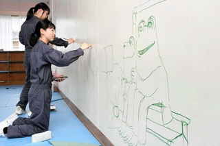 教科書に登場するキャラクターを描く小野高校の美術部員＝神戸市西区神出町田井